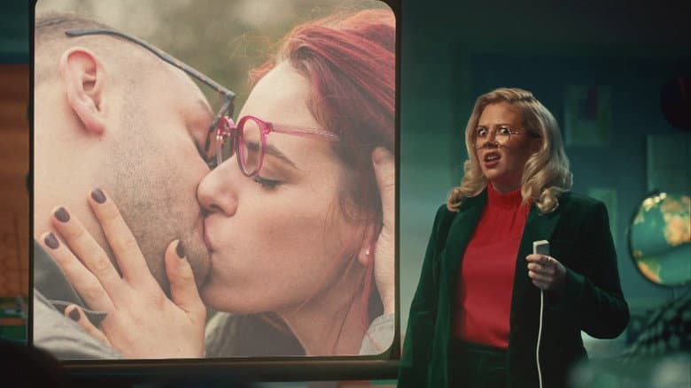 Backdrop from Specsavers: A Guide on How to Kiss