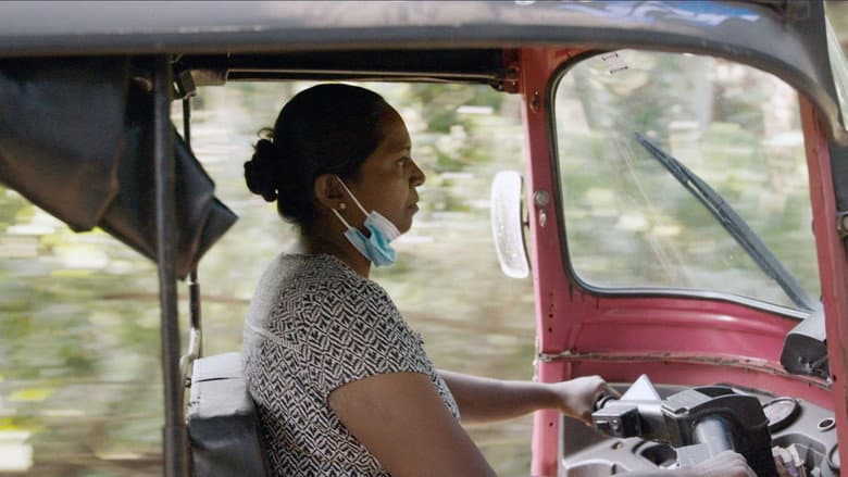 Кадр із фільму «Les tuk-tuk driveuses du Sri Lanka»