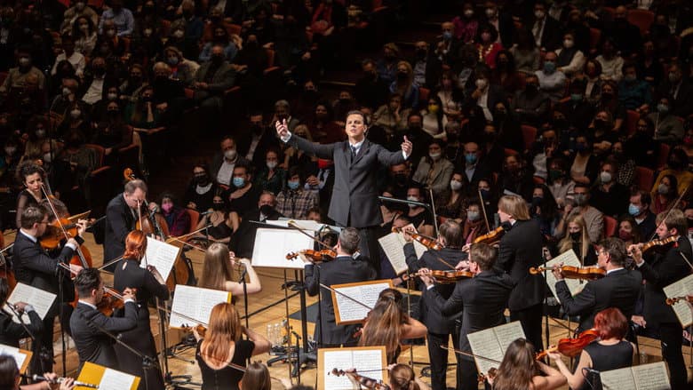 Backdrop from Currentzis conducts Beethoven Symphony No. 9
