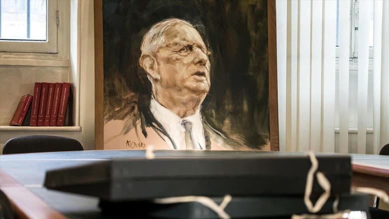 Backdrop from De Gaulle, le monarque et le Parlement