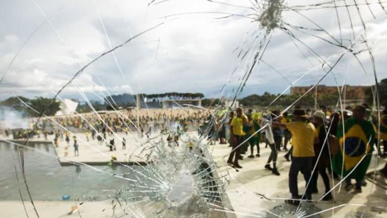 Backdrop from 8 de Janeiro: O Dia que Abalou o Brasil