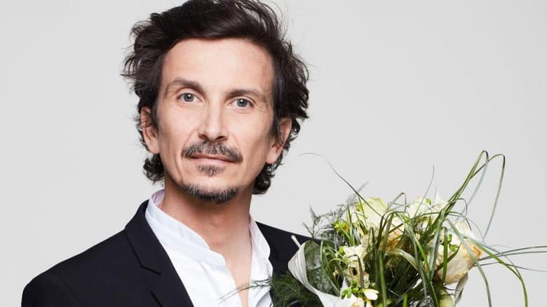 Backdrop from Arnaud Tsamere : 2 mariages & 1 enterrement