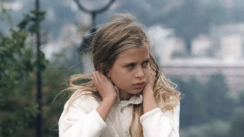 Backdrop from Una bambina di troppo
