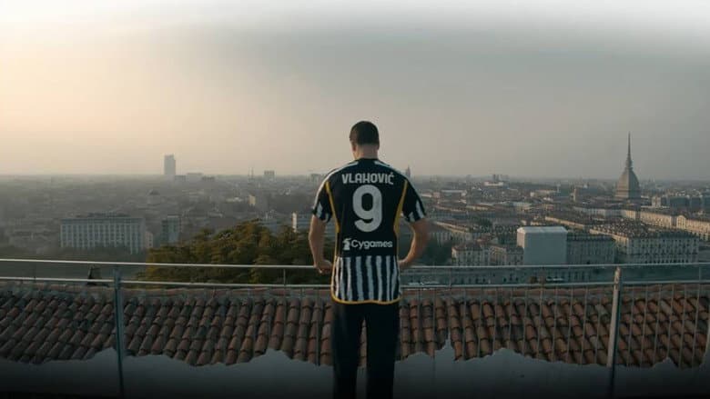 Backdrop from Dusan Vlahovic e la passione juventina a Torino