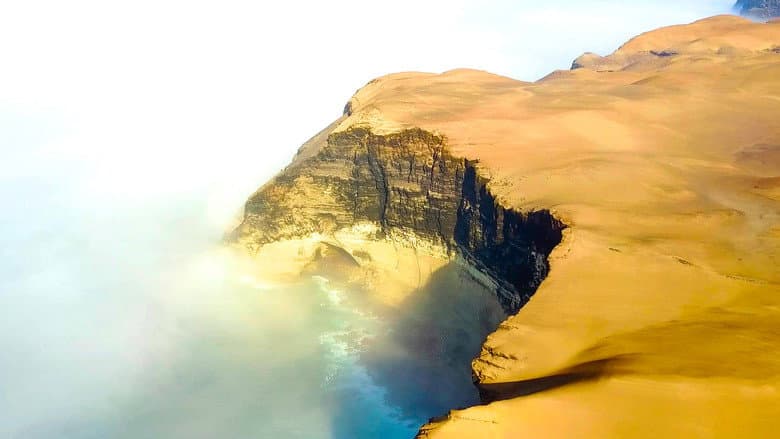 Backdrop from Purunga, l'homme des falaises