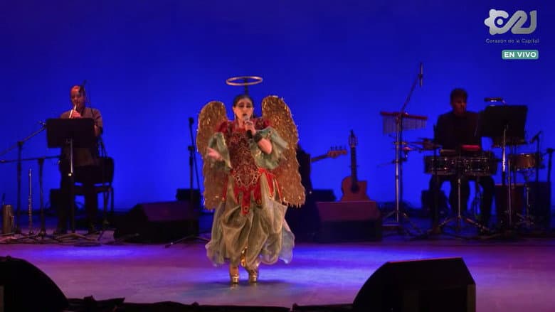 Кадр із фільму «Astrid Hadad Y Su Cabaret Histórico: La Pluma O La Espada»