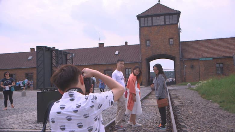 Backdrop from Sauver Auschwitz ?