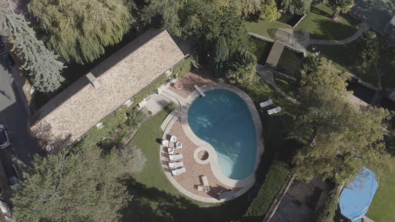 Backdrop from Maisons et hôtels de légende - Moulin de Dannemois, le jardin secret de Claude François