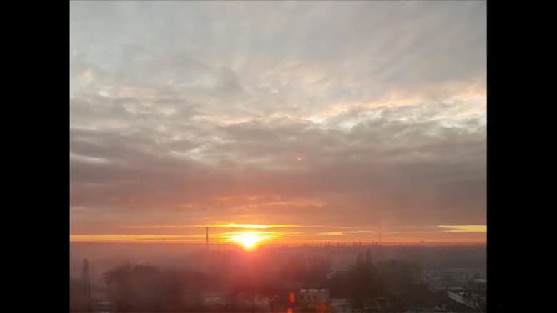 Backdrop from Între Minciună și Adevăr