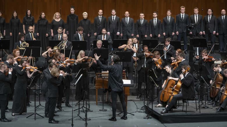 Backdrop from Salzburg Festival 2021: Currentzis conducts Mozart
