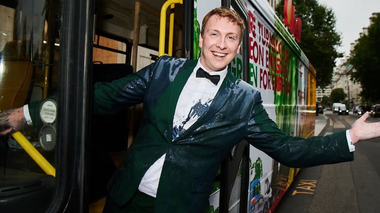 Кадр із фільму «Joe Lycett vs the Oil Giant»